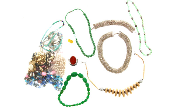 Lot de bijoux fantaisie : colliers, cein