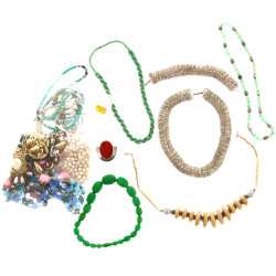 Lot de bijoux fantaisie : colliers, cein