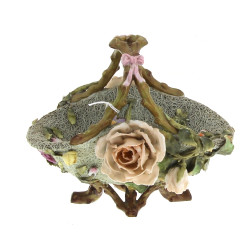 Petite coupe en forme de panier en porce