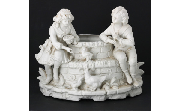 Vase en biscuit blanc figurant deux enfa