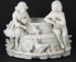 Vase en biscuit blanc figurant deux enfa