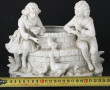 Vase en biscuit blanc figurant deux enfa
