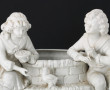Vase en biscuit blanc figurant deux enfa