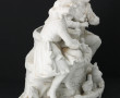Vase en biscuit blanc figurant deux enfa