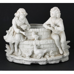 Vase en biscuit blanc figurant deux enfa