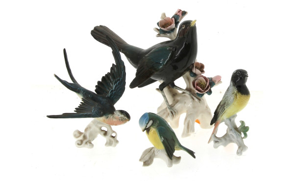 Trois sujets en porcelaine oiseaux et hi