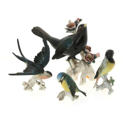 Trois sujets en porcelaine oiseaux et hi