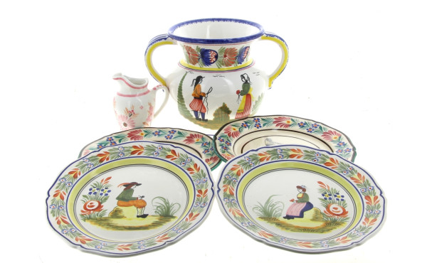 QUIMPER - Lot comprenant 4 assiettes, un