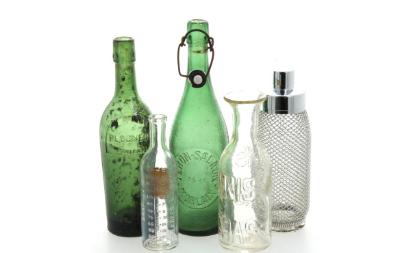 Lot de 4 bouteilles anciennes en verre e