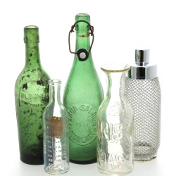 Lot de 4 bouteilles anciennes en verre e