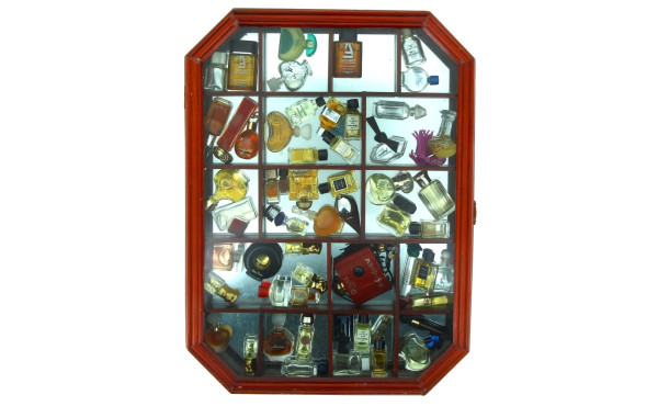 Thème PARFUMS - Vitrine murale garnie d'