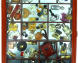 Thème PARFUMS - Vitrine murale garnie d'