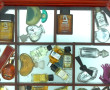 Thème PARFUMS - Vitrine murale garnie d'