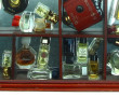 Thème PARFUMS - Vitrine murale garnie d'