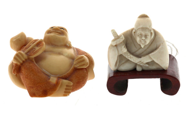 Lot de 2 netsukés : un bouddha (L 5 cm) 