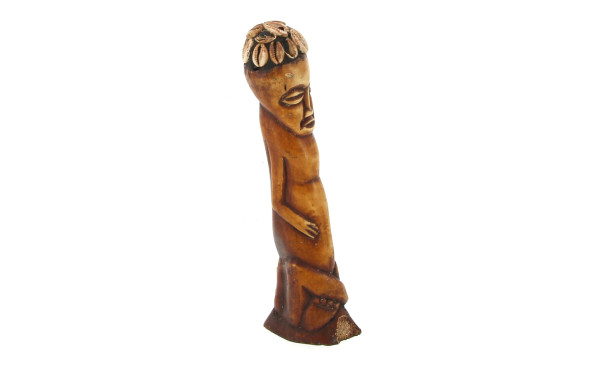 Statuette fétiche en os teinté et cauris