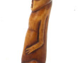 Statuette fétiche en os teinté et cauris