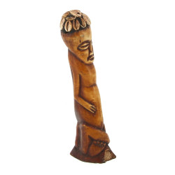 Statuette fétiche en os teinté et cauris