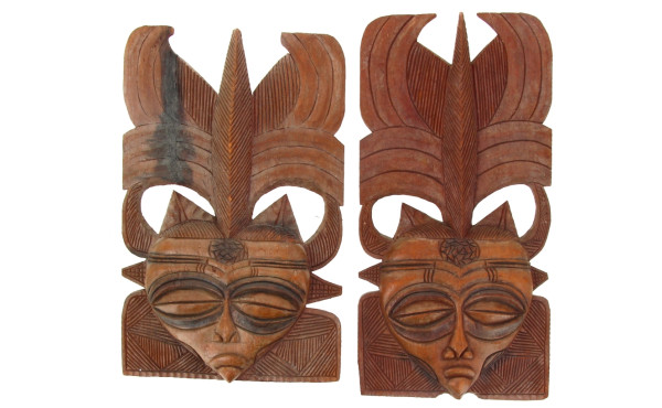 Paire de masques décoratifs en bois scul