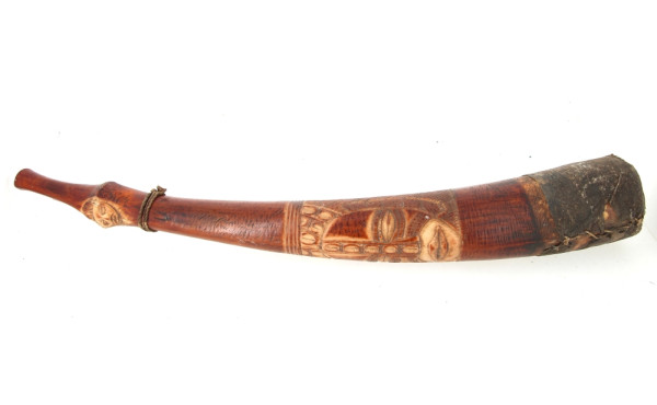 Trompe de chasse sculptée et gainée d'un