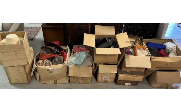 CHAPELLERIE - Important stock ancien (en