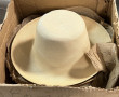 CHAPELLERIE - Important stock ancien (en