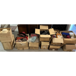 CHAPELLERIE - Important stock ancien (en