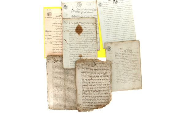 Lot de vieux papiers, actes notariés XVI