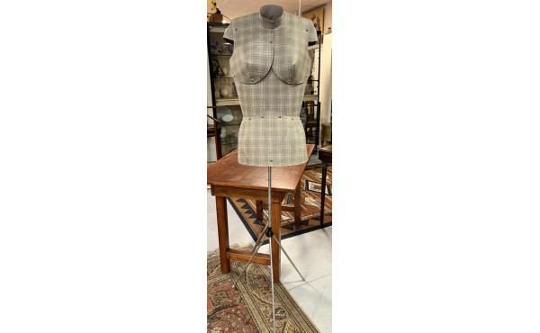 Mannequin de couturière en carton et piè