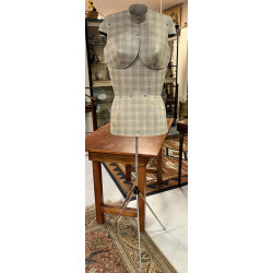 Mannequin de couturière en carton et piè