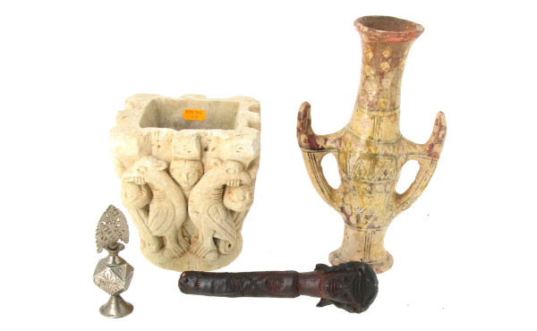 Lot comprenant un objet en bois de caouc