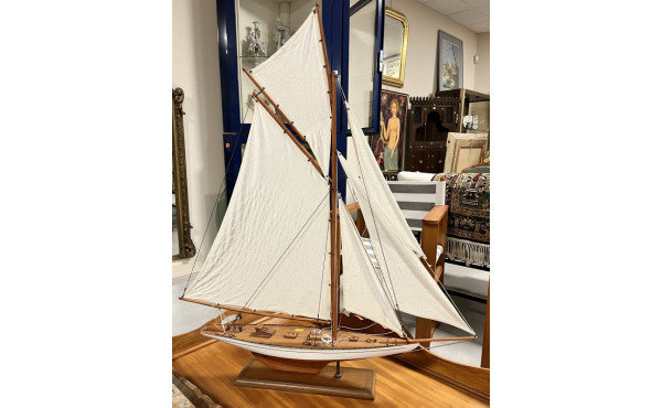 Maquette de voilier moderne. H 95 x L 81