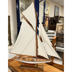 Maquette de voilier moderne. H 95 x L 81