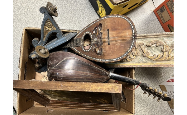 Paire d'appliques en bois sculpté peint 