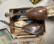 Paire d'appliques en bois sculpté peint 