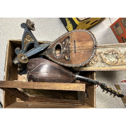 Paire d'appliques en bois sculpté peint 