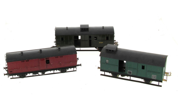 3 gros wagons en tôle écart O dont un tr