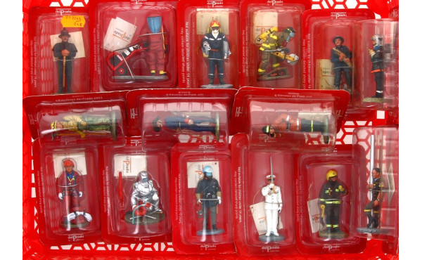 POMPIERS - 15 figurines en plomb peint é