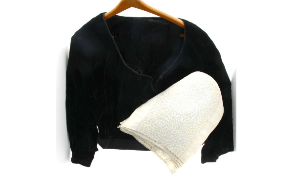 Lot de vêtements bretons en velours noir