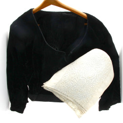 Lot de vêtements bretons en velours noir