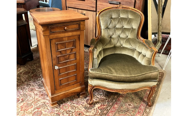 Fauteuil st L XV capitonné vert olive et