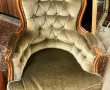 Fauteuil st L XV capitonné vert olive et