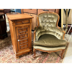 Fauteuil st L XV capitonné vert olive et