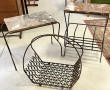 Lot comprenant un panier porte-revues en