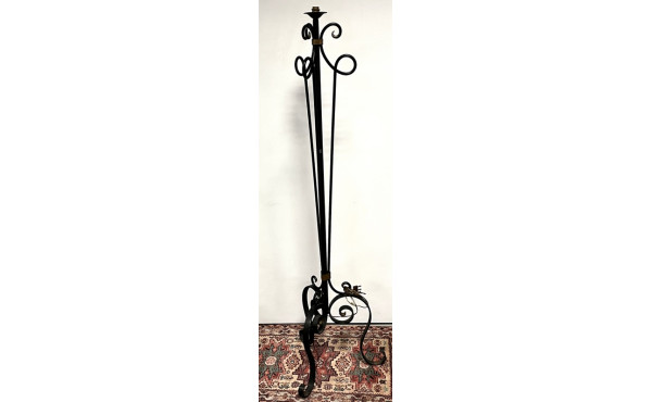 Pied de lampadaire en fer forgé à décor 