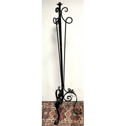 Pied de lampadaire en fer forgé à décor 