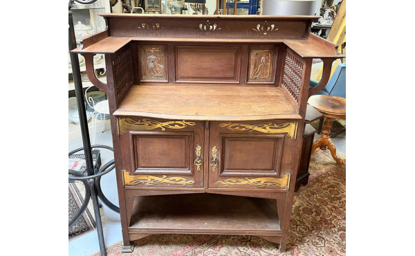 Buffet Art Nouveau en chataigner décoré 