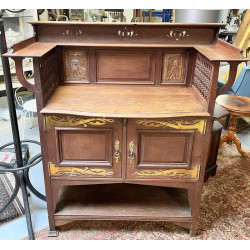 Buffet Art Nouveau en chataigner décoré 