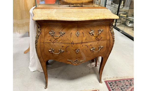 Petite commode de style Louis XV en marq