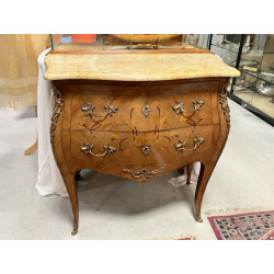 Petite commode de style Louis XV en marq